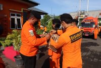 Kepala Kantor Pencarian dan Pertolongan Maumere I Putu Sudayana menyematkan pita kepada personil Siaga SAR Khusus Lebaran, Senin (25/4) (foto: istimewa)