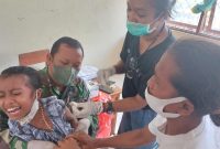 Ekspresi ketakutan seorang pelajar SDK Wairpelit saat vaksinasi dosis pertama, Sabtu (30/4) (foto: istimewa)