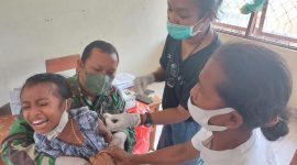 Ekspresi ketakutan seorang pelajar SDK Wairpelit saat vaksinasi dosis pertama, Sabtu (30/4) (foto: istimewa)