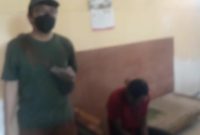 Terduga tersangka peredaran narkoba (baju merah) diamankan sementara di PosPol KP3 Laut Pelabuhan Laurens Say Maumere