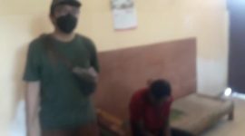 Terduga tersangka peredaran narkoba (baju merah) diamankan sementara di PosPol KP3 Laut Pelabuhan Laurens Say Maumere