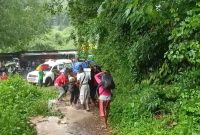 Warga berjalan kaki sejauh 9 kilometer menggotong peti jenazah ke rumah duka di Dusun Kajuwain, Selasa (19/4) (foto: istimewa)