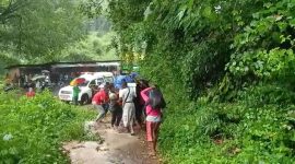 Warga berjalan kaki sejauh 9 kilometer menggotong peti jenazah ke rumah duka di Dusun Kajuwain, Selasa (19/4) (foto: istimewa)