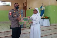 Kapolres Sikka AKBP Nelson Filipe Diaz Quintas menyerahkan secara simbolis bantuan kepada penghuni Panti Dymphna, Rabu (11/5)