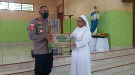 Kapolres Sikka AKBP Nelson Filipe Diaz Quintas menyerahkan secara simbolis bantuan kepada penghuni Panti Dymphna, Rabu (11/5)