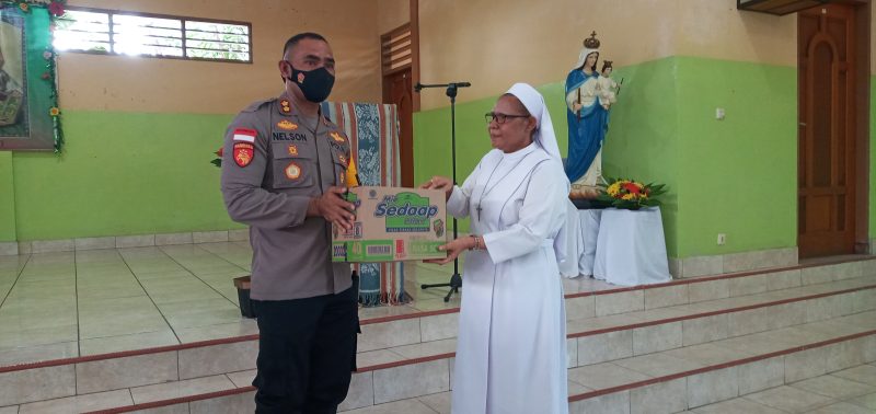 Kapolres Sikka AKBP Nelson Filipe Diaz Quintas menyerahkan secara simbolis bantuan kepada penghuni Panti Dymphna, Rabu (11/5)