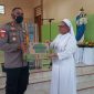 Kapolres Sikka AKBP Nelson Filipe Diaz Quintas menyerahkan secara simbolis bantuan kepada penghuni Panti Dymphna, Rabu (11/5)