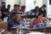 Yanselinus Desa bin Maka, perwakilan sopir PT.Citra Niaga Logistik sedang membacakan pernyataan sikap pada rapat dengar pendapat di DPRS Sikka, Jumat (20/5)