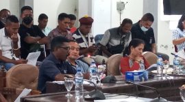 Yanselinus Desa bin Maka, perwakilan sopir PT.Citra Niaga Logistik sedang membacakan pernyataan sikap pada rapat dengar pendapat di DPRS Sikka, Jumat (20/5)