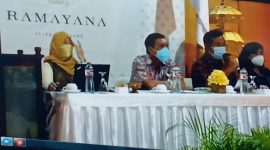 Deputi Direksi BPJS Kesehatan Wilayah Bali, NTT, dan NTB Agung Putu Darma (baju putih) membuka kegiatan Diskusi Media di Hotel Ramayana Bali, Selasa (24/5)