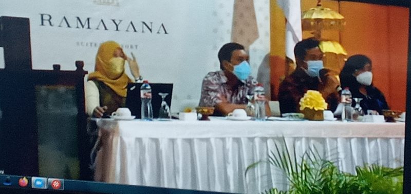 Deputi Direksi BPJS Kesehatan Wilayah Bali, NTT, dan NTB Agung Putu Darma (baju putih) membuka kegiatan Diskusi Media di Hotel Ramayana Bali, Selasa (24/5)
