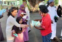 PC Inti Sikka bagi-bagi masker kepada umat Muslim yang hendak mengikuti Sholat Id di Lapangan Umum Kota Baru Maumere, Senin (2/5)