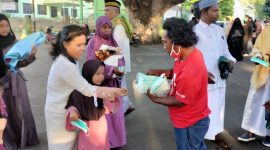 PC Inti Sikka bagi-bagi masker kepada umat Muslim yang hendak mengikuti Sholat Id di Lapangan Umum Kota Baru Maumere, Senin (2/5)
