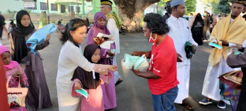 PC Inti Sikka bagi-bagi masker kepada umat Muslim yang hendak mengikuti Sholat Id di Lapangan Umum Kota Baru Maumere, Senin (2/5)