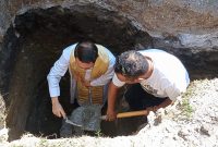 Pastor Paroki Santo Thomas Morus RD Lorens Noi melakukan peletakkan batu pertama renovasi Gereja Centrum, Senin (2/5)