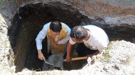 Pastor Paroki Santo Thomas Morus RD Lorens Noi melakukan peletakkan batu pertama renovasi Gereja Centrum, Senin (2/5)