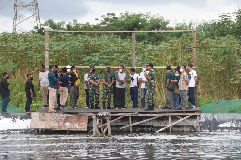 Rombongan DPRD Sikka mengunjungi tambak udang vaname Lantamal V Surabaya, Selasa (10/5) (foto: istimewa)