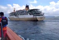 KM Sirimau yang berhasil dievakuasi sedang dikawal menuju Pelabuhan Lewoleba, Kamis (19/5)