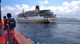 KM Sirimau yang berhasil dievakuasi sedang dikawal menuju Pelabuhan Lewoleba, Kamis (19/5)