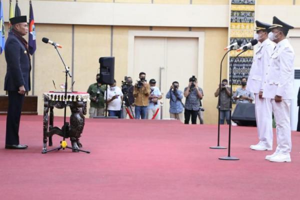 Gubernur NTT Viktor Bungtilu Laiskodat melantik Penjabat Bupati Flotim dan Penjabat Bupati Lembata, Minggu (22/5) (foto: istimewa)