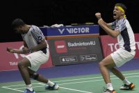 Pasangan ganda putra India merayakan kemenangan usai menaklukkan Indonesia di parta final Thomas Cup, Minggu (15/5)