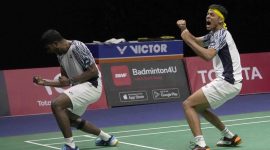 Pasangan ganda putra India merayakan kemenangan usai menaklukkan Indonesia di parta final Thomas Cup, Minggu (15/5)