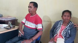 Albertus Rulo, salah satu keluarga korban, saat mengadukan kasus kematian Martha Meti di Kantor Orinbao Law Office, Sabtu (4/6)  