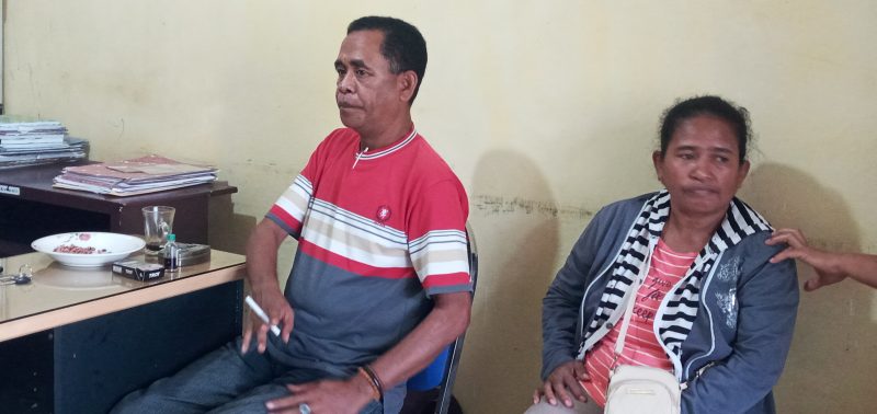 Albertus Rulo, salah satu keluarga korban, saat mengadukan kasus kematian Martha Meti di Kantor Orinbao Law Office, Sabtu (4/6)  