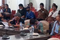 Antonius Yohanis Bala (bertopi), kuasa hukum masyarakat adat