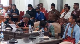 Antonius Yohanis Bala (bertopi), kuasa hukum masyarakat adat