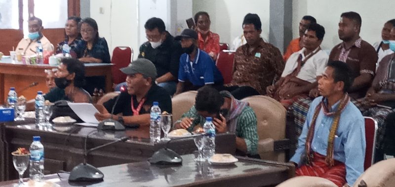 Antonius Yohanis Bala (bertopi), kuasa hukum masyarakat adat