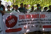 Salah satu poster yang dibawa masyarakat adat saat rapat dengar pendapat bersama DPRD Sikka, Jumat (10/6)