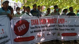 Salah satu poster yang dibawa masyarakat adat saat rapat dengar pendapat bersama DPRD Sikka, Jumat (10/6)