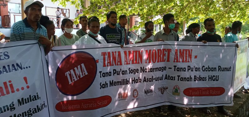 Salah satu poster yang dibawa masyarakat adat saat rapat dengar pendapat bersama DPRD Sikka, Jumat (10/6)