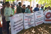 Aksi masyarakat adat Tana Ai di Gedung DPRD Sikka, Jumat (10/6)