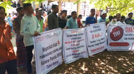 Aksi masyarakat adat Tana Ai di Gedung DPRD Sikka, Jumat (10/6)