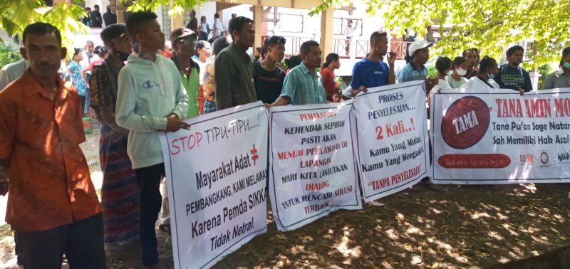 Aksi masyarakat adat Tana Ai di Gedung DPRD Sikka, Jumat (10/6)