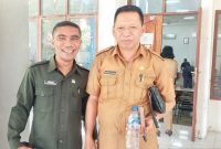 Wakil Ketua DPRD Sikka Yoseph Karmisnto Eri (kiri) pose bersama Inspektur Sikka Germanus Goleng, usai pendalaman LHP BPK di Pansus 1 DPRD Sikka, Selasa (14/6)