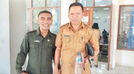 Wakil Ketua DPRD Sikka Yoseph Karmisnto Eri (kiri) pose bersama Inspektur Sikka Germanus Goleng, usai pendalaman LHP BPK di Pansus 1 DPRD Sikka, Selasa (14/6)