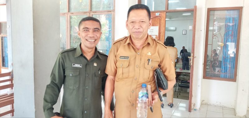Wakil Ketua DPRD Sikka Yoseph Karmisnto Eri (kiri) pose bersama Inspektur Sikka Germanus Goleng, usai pendalaman LHP BPK di Pansus 1 DPRD Sikka, Selasa (14/6)
