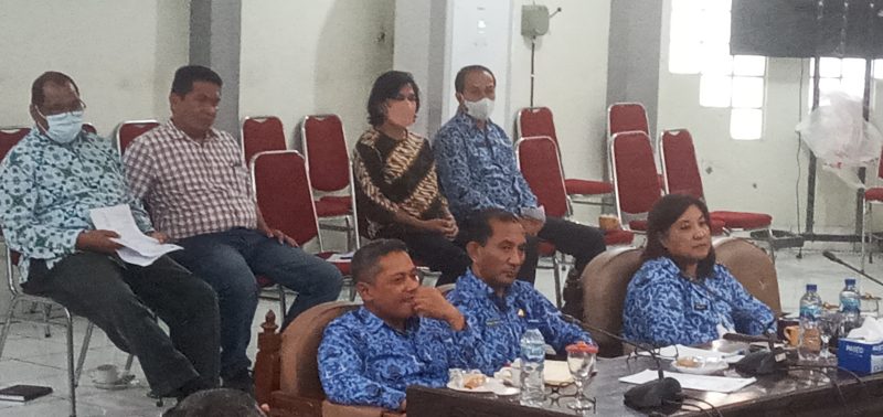 Sekda Sikka Adrianus Firminus Parera saat Rapat Kerja bersama DPRD Sikka, Jumat (17/6)