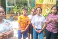 Seorang inang pengasuh bersama anak-anak asuhan di SOS Children's Village Flores, Kamis (23/6)