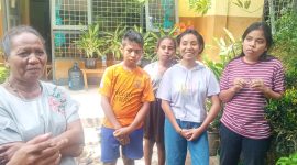 Seorang inang pengasuh bersama anak-anak asuhan di SOS Children's Village Flores, Kamis (23/6)