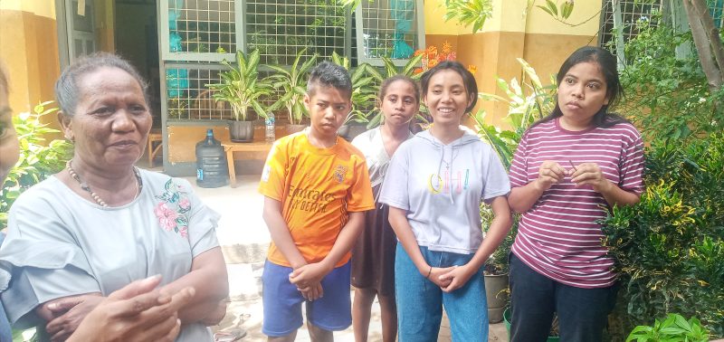 Seorang inang pengasuh bersama anak-anak asuhan di SOS Children's Village Flores, Kamis (23/6)