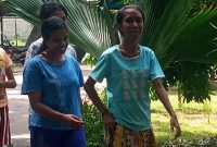 Elisabeth Ayuni Delestarina (kanan) bersama kawan-kawan yang diasuh di SOS Children's Village Flores