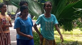 Elisabeth Ayuni Delestarina (kanan) bersama kawan-kawan yang diasuh di SOS Children's Village Flores