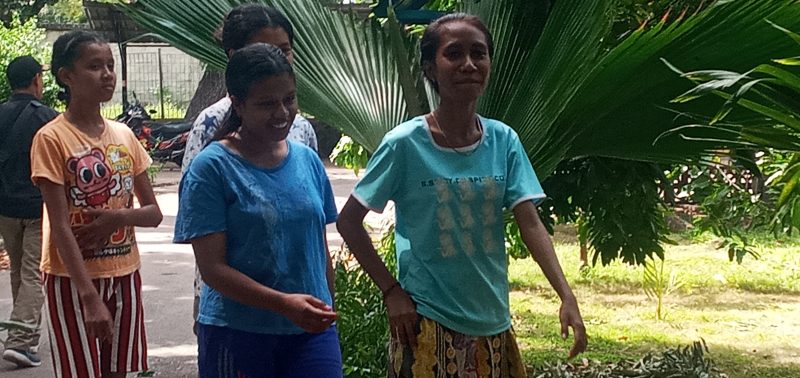 Elisabeth Ayuni Delestarina (kanan) bersama kawan-kawan yang diasuh di SOS Children's Village Flores