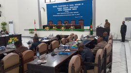 Bupati Sikka sedang menyampaikan Pidato Pengantar Nota Keuangan atas Ranperda Pertanggungjawaban Pelaksanaan APBD Sikka TA 2021, Senin (27/6)