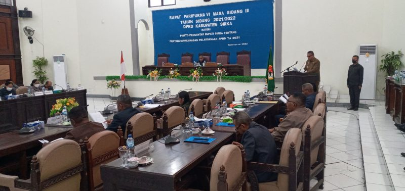 Bupati Sikka sedang menyampaikan Pidato Pengantar Nota Keuangan atas Ranperda Pertanggungjawaban Pelaksanaan APBD Sikka TA 2021, Senin (27/6)