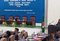 Anggota Fraksi Partai Nasdem Fransiskus Bari sedang membacakan pemandangan umum fraksi, Selasa (28/6) 